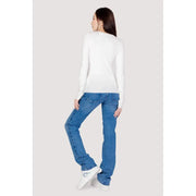 Guess women’s white cotton long-sleeved knit top with round neckline and relaxed fit