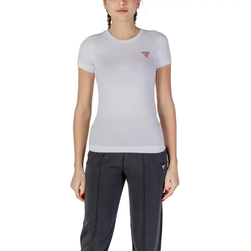 Guess chemise blanche en coton à manches courtes pour femme t-shirt avec un col rond et un petit logo triangulaire rouge sur la poitrine gauche