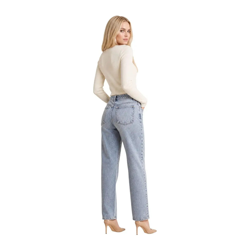 Jean droit taille haute en denim clair avec poches arrière classiques, associé à guess Pull blanc à col en V pour femme, en mélange de viscose