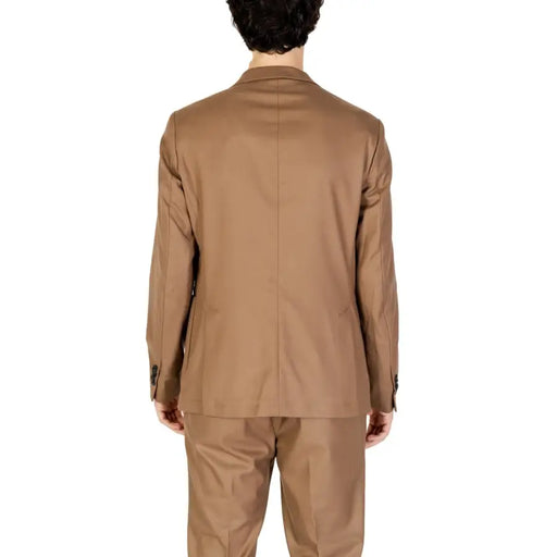 Men’s brown blazer from Hamaki Ho with lapel collar, suitable for fall and winter
