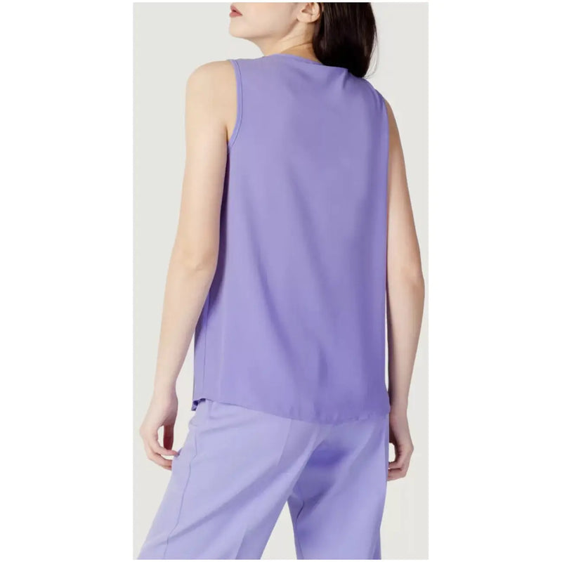 Débardeur lavande hanny deep femmes tank top avec un tissu fluide et un détail de couture discret au dos, vu de dos