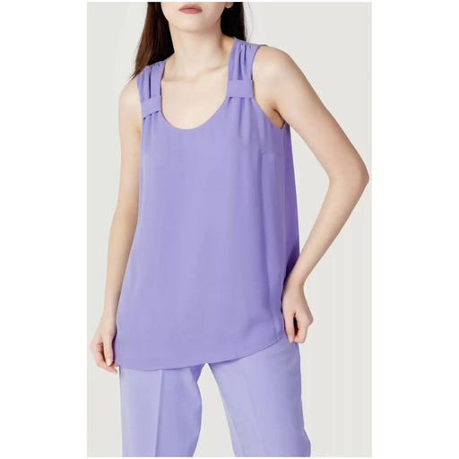 Une douce lavande hanny deep femmes tank top avec une coupe décontractée, un col rond et des bretelles froncées