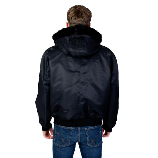 Blouson aviateur en satin noir avec capuche doublée de fourrure noire pelucheuse par Hugo fabriqué en polyamide pour hommes
