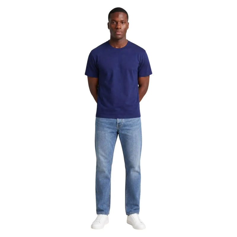 Un homme portant un t-shirt en coton bleu marine à col rond Hydra pour homme, fabriqué en tissu respirant
