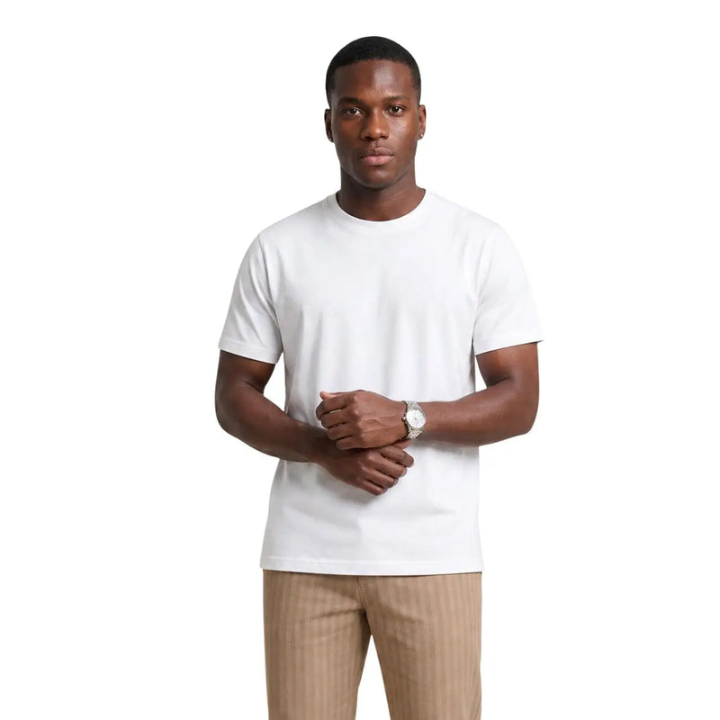 T-shirt blanc à col rond pour homme, en coton respirant, idéal pour une tenue décontractée.