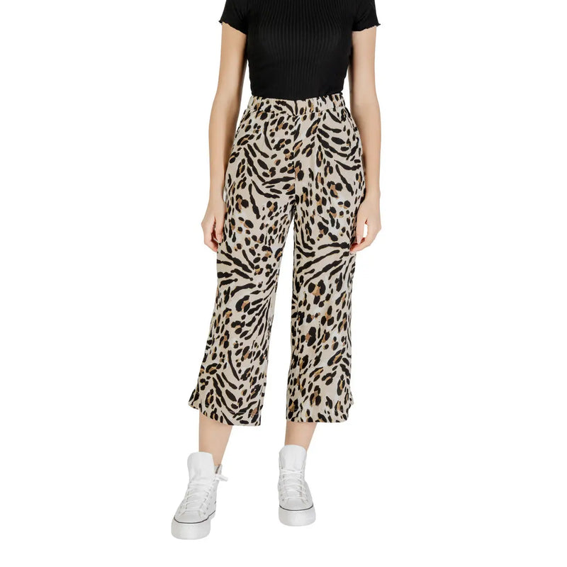 Pantalon large court en viscose beige à imprimé léopard, associé à un jean noir côtelé top et des baskets blanches à plateforme