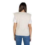 Cream-colored ribbed knit sleeveless vest with decorative button details on shoulders by Ichi women beige gilet