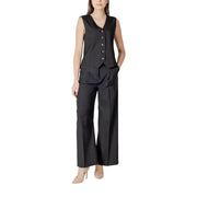 Gilet noir sans manches à boutons, coupe ajustée et plis, associé à ichi Pantalon noir en coton pour femme, jambes larges et poches