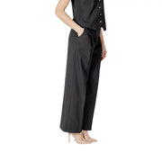 Ichi Pantalon noir en coton pour femme, jambes larges, coupe ajustée, plis discrets sur le devant et poches, taille 20122497