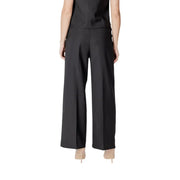 Ichi Pantalon noir en coton pour femme, coupe ajustée, jambes larges, plis discrets sur le devant et poches, taille 20122497