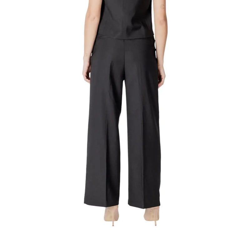 Ichi Pantalon noir en coton pour femme, coupe ajustée, jambes larges, plis discrets sur le devant et poches, taille 20122497
