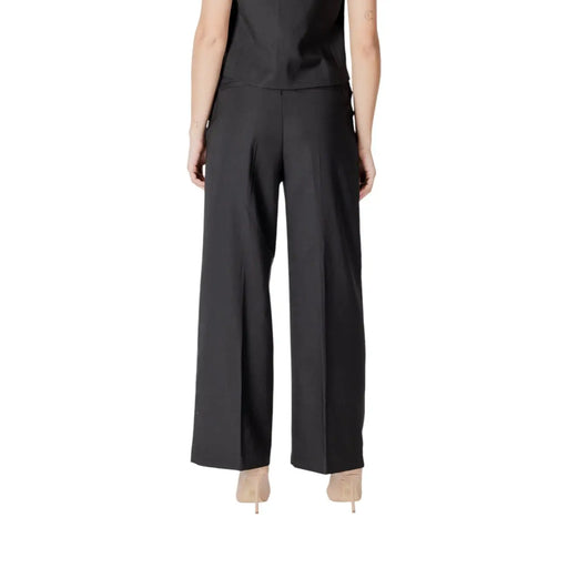 Ichi Pantalon noir en coton pour femme, coupe ajustée, jambes larges, plis discrets sur le devant et poches, taille 20122497