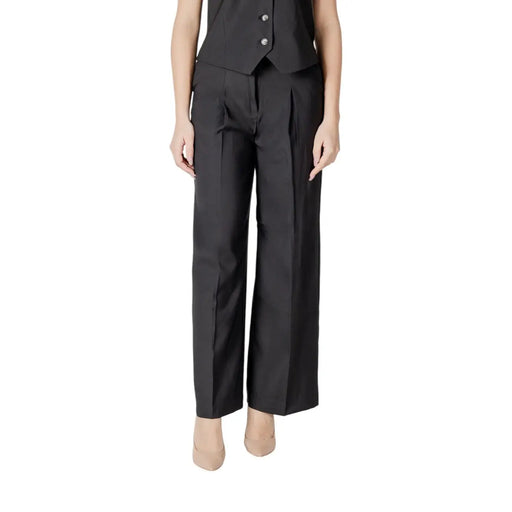 Ichi Pantalon noir en coton pour femme avec poches, coupe élégante et plis discrets sur le devant, taille 20122497