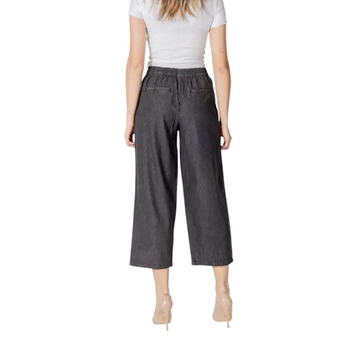 Ichi Women black cotton wide-leg cropped trousers with elastic waistband and front pockets