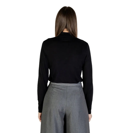 Pulls à col roulé noirs à manches longues pour femmes par Ichi fabriqué à partir d'un tissu mélangé de viscose