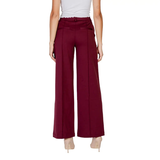 Ichi Pantalon bordeaux pour femme en polyester viscose, taille haute, plis discrets et jambes larges.