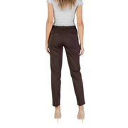 Pantalon marron en polyester, coupe ajustée, taille élastiquée et deux poches arrière (vue de dos)