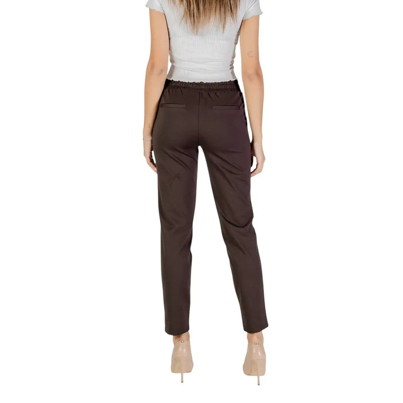 Pantalon marron en polyester, coupe ajustée, taille élastiquée et deux poches arrière (vue de dos)