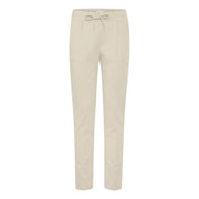 Ichi Pantalon beige pour femme avec poches avant en dentelle et coupe fuselée, orné de subtils plis sur le devant.