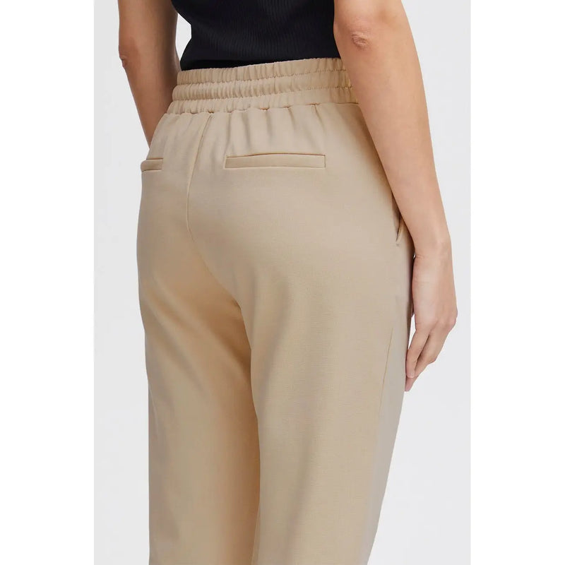 Beige taille haute ichi Pantalon pour femme avec taille élastique, poches avant en dentelle et deux poches arrière (vue de dos)