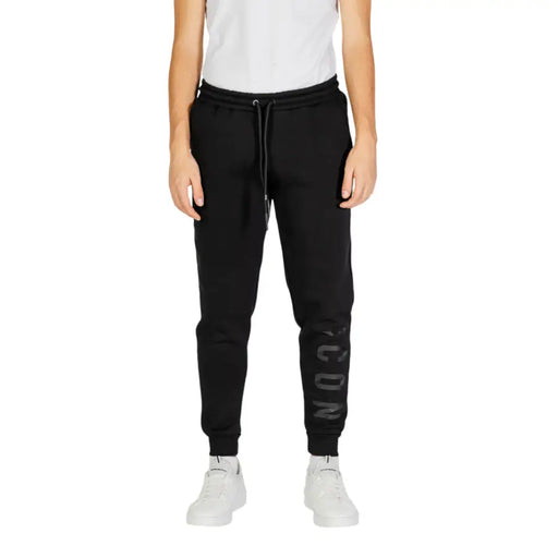 Pantalon de jogging noir avec une subtile touche de gris icon logo le long de la jambe gauche icon collection de pantalons pour hommes