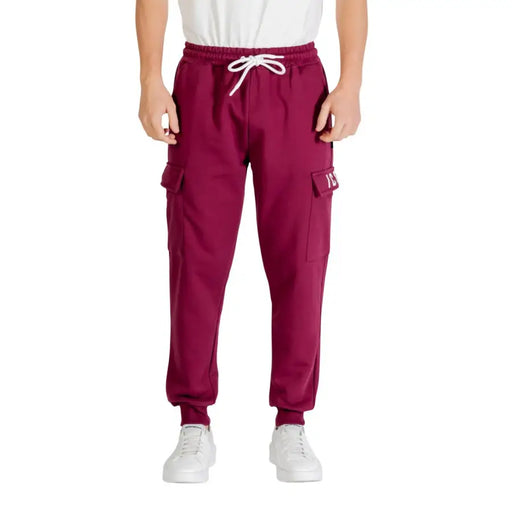 Icon Pantalon cargo de jogging bordeaux pour homme, avec ceinture à cordon blanc et poches latérales ornées d'un écusson logo.