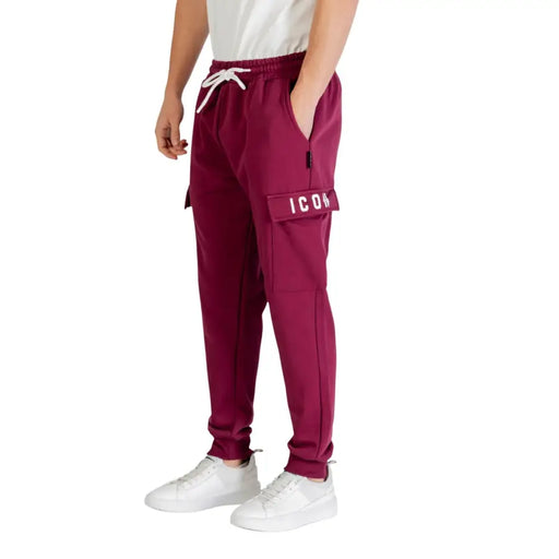 Icon Pantalon cargo pour homme bordeaux avec cordon de serrage blanc et icon logo sur une poche latérale