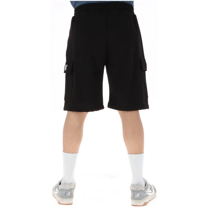 Icon Short cargo noir pour homme, avec poches latérales et logo blanc sur la cuisse gauche, vue de face