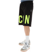 Icon shorts icon Pour homme, noir avec inscription « Cin » vert fluo en gras sur l'extérieur de la jambe, vue de profil