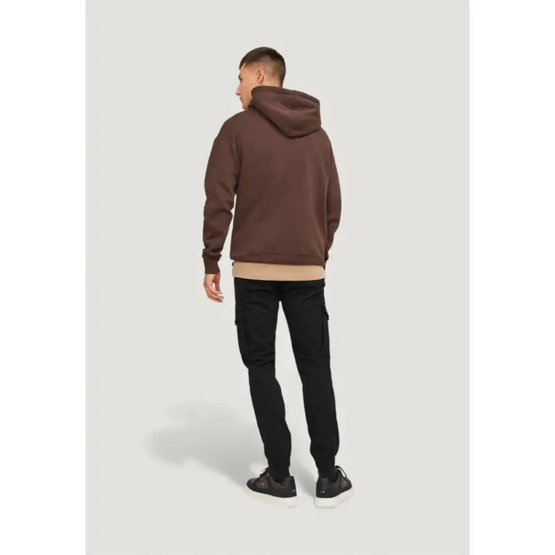 Un sweat-shirt à capuche marron, coupe décontractée et poignets côtelés, associé à Jack & Jones pantalon noir en mélange de coton