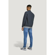 Blouson aviateur gris foncé à col et poignets côtelés porté sur un t-shirt gris à col rond, associé à Jack & Jones jean bleu usé