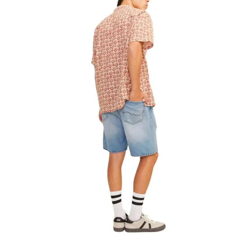 Une personne portant Jack & Jones short en coton bleu clair porté avec une chemise boutonnée à manches courtes à motif de tête de mort