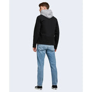 Veste à capuche noire doublée polaire grise, vue de dos, portée avec un jean bleu Jack & Jones pour homme, 100 % coton.