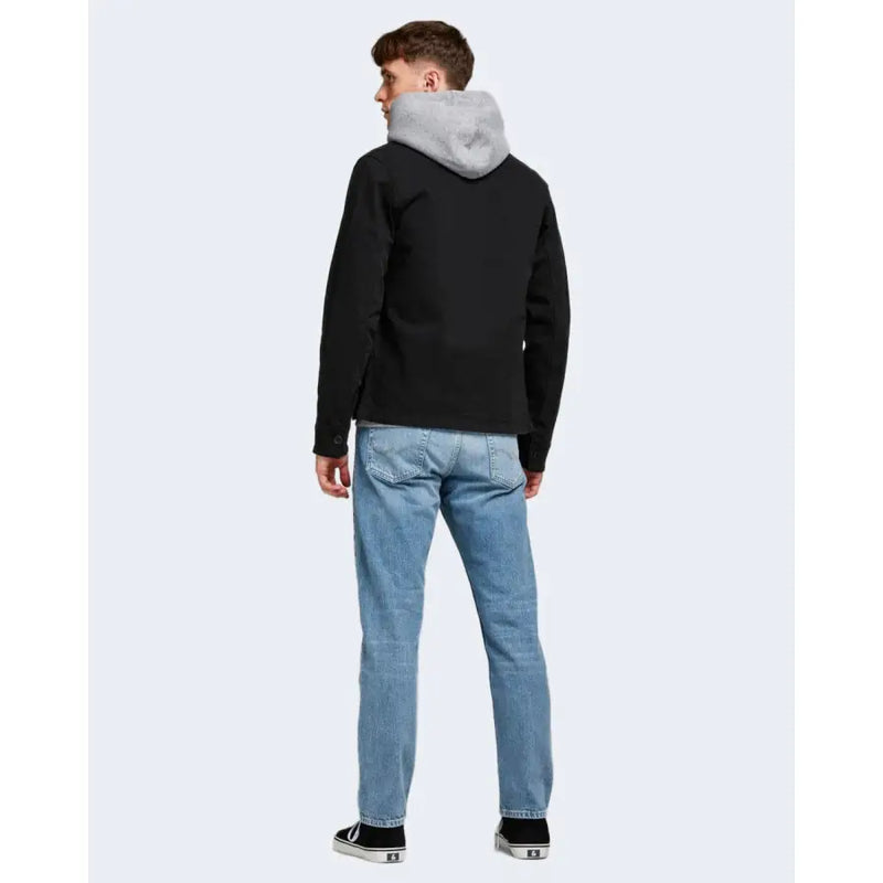 Veste à capuche noire doublée polaire grise, vue de dos, portée avec un jean bleu Jack & Jones pour homme, 100 % coton.