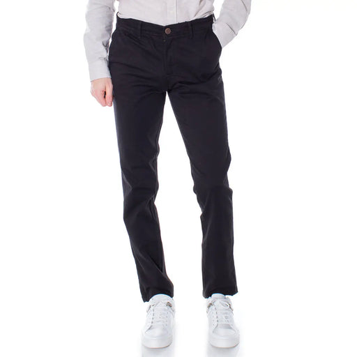 Pantalon chino noir en coton coupe droite de Jack & Jones, avec une coupe ajustée et des surpiqûres discrètes.