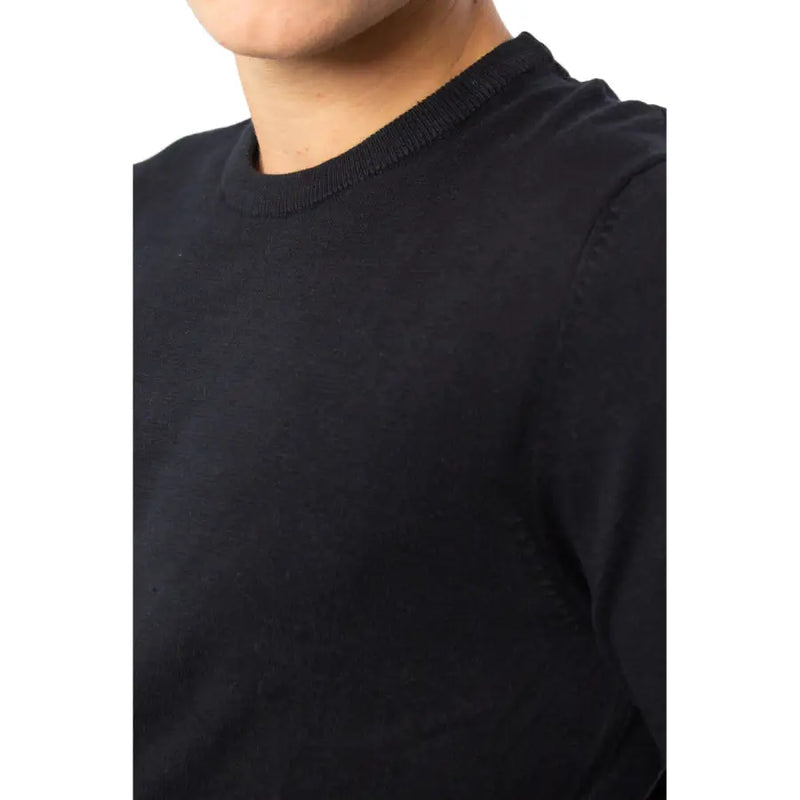 Pull Jack & Jones pour homme en maille de coton noir à col rond, avec col côtelé et tissu à la texture lisse.