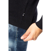 Pull en maille côtelée noire en coton de la marque Jack & Jones, orné d'une petite fermeture éclair argentée sur la couture latérale.