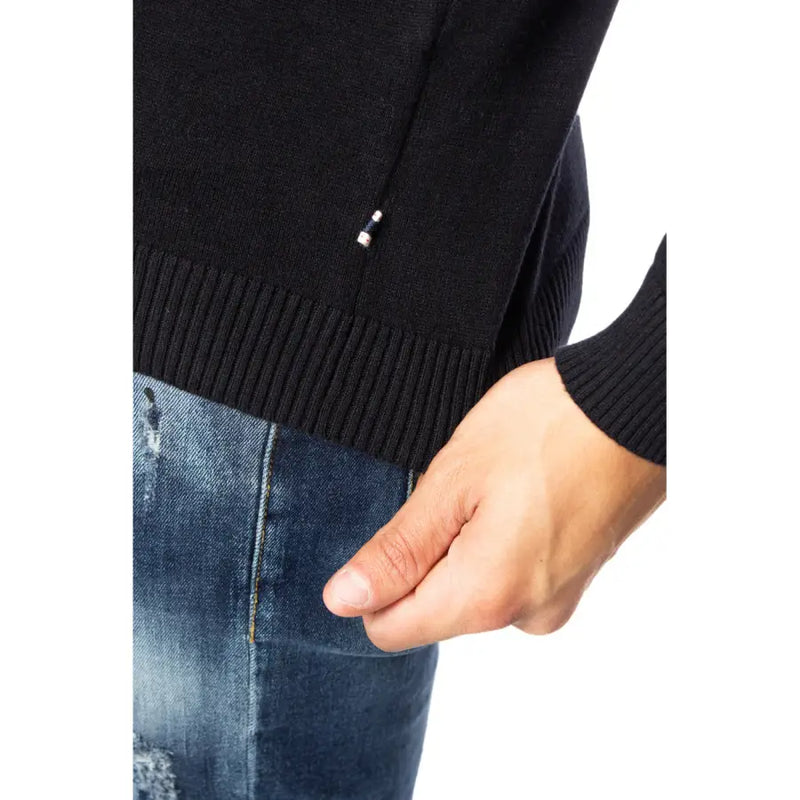 Pull en maille côtelée noire en coton de la marque Jack & Jones, orné d'une petite fermeture éclair argentée sur la couture latérale.