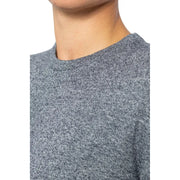 Pull gris chiné à col rond en maille douce et texturée de la marque Jack & Jones, manches longues bleues, 100 % coton.
