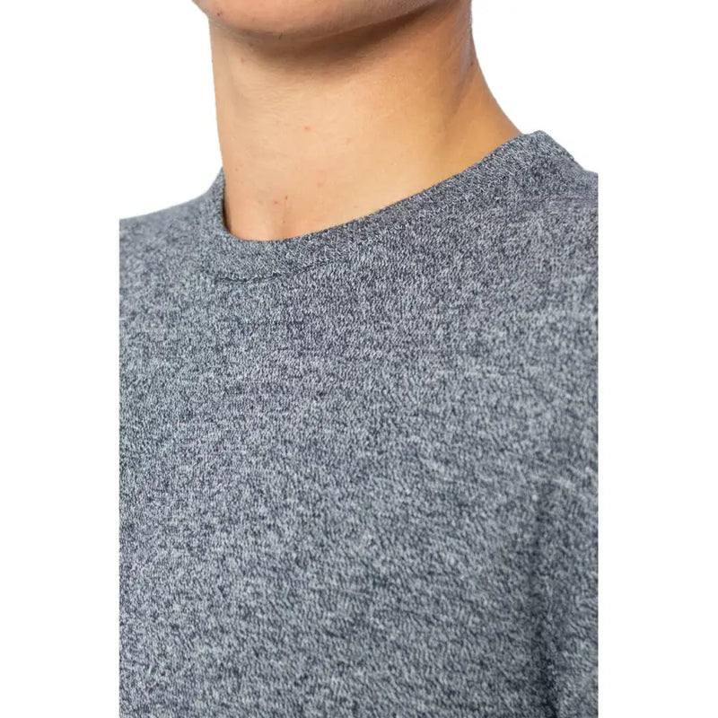 Pull gris chiné à col rond en maille douce et texturée de la marque Jack & Jones, manches longues bleues, 100 % coton.