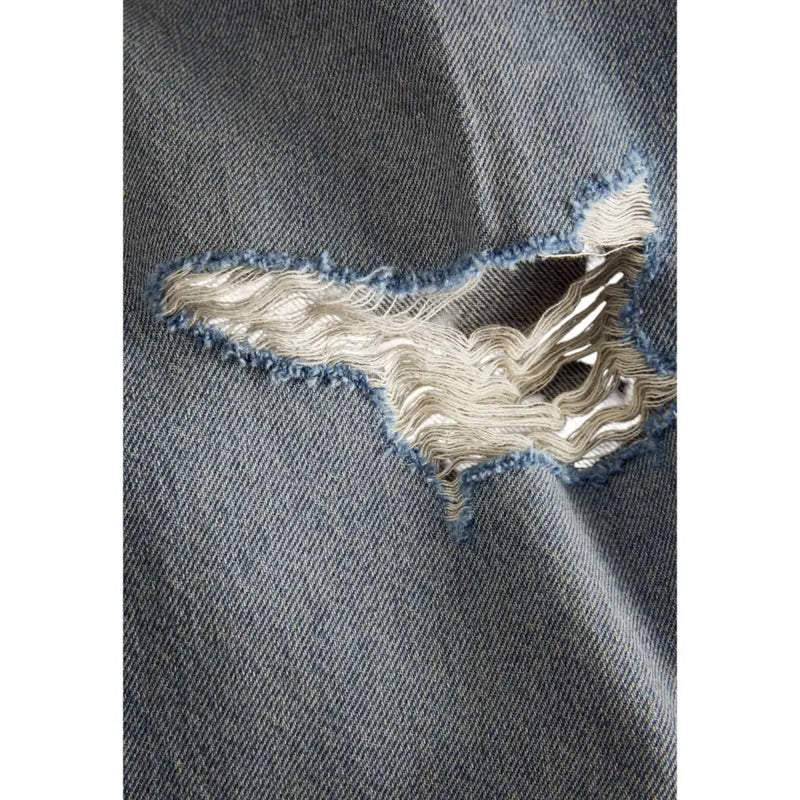 Un jean déchiré bleu clair pour homme de la marque Jack & Jones, en coton et élasthanne, avec un tissu denim usé, un délavage bleu clair et des bords effilochés.