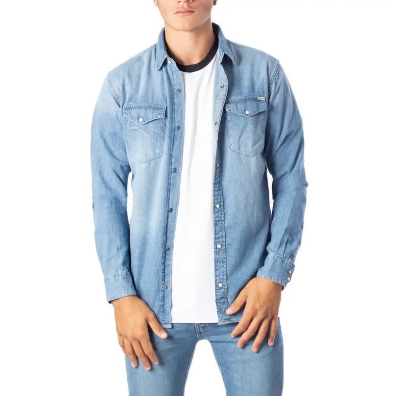 Chemise en denim bleu clair à manches longues avec poches poitrine boutonnées et col par Jack & Jones chemise homme
