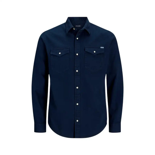 Chemise homme Jack Jones bleu marine foncé à manches longues, boutonnée, avec deux poches poitrine et boutons blancs.