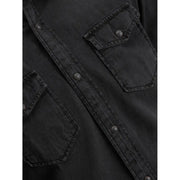 Chemise en denim noir Jack & Jones pour homme, avec poches poitrine boutonnées et patte de boutonnage.