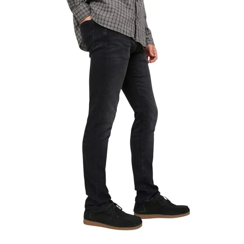 Jean slim noir pour homme Jack and Jones, en denim noir, avec un délavage subtil et une coupe classique à cinq poches, idéal pour l'automne-hiver.