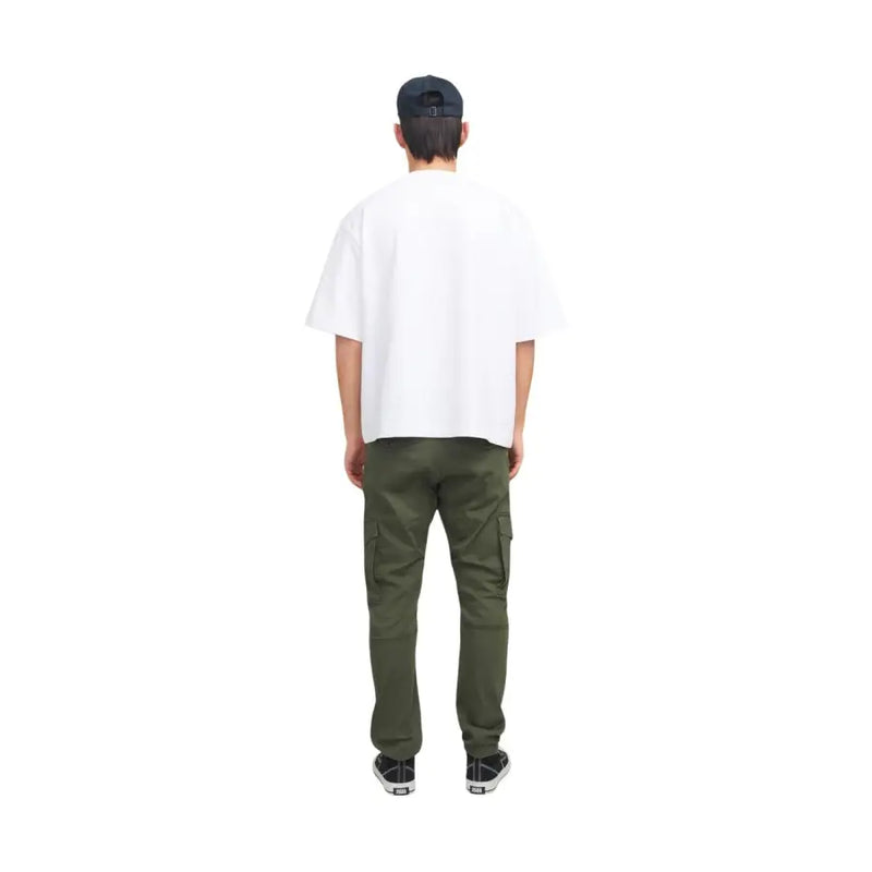 Pantalon cargo vert olive de Jack & Jones, doté de multiples poches et d'une coupe décontractée pour un style casual.