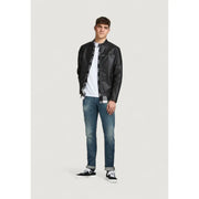 Blazer long zippé en cuir noir pour homme Jack & Jones, orné de détails zippés, à porter sur une chemise à carreaux pour l'automne-hiver.