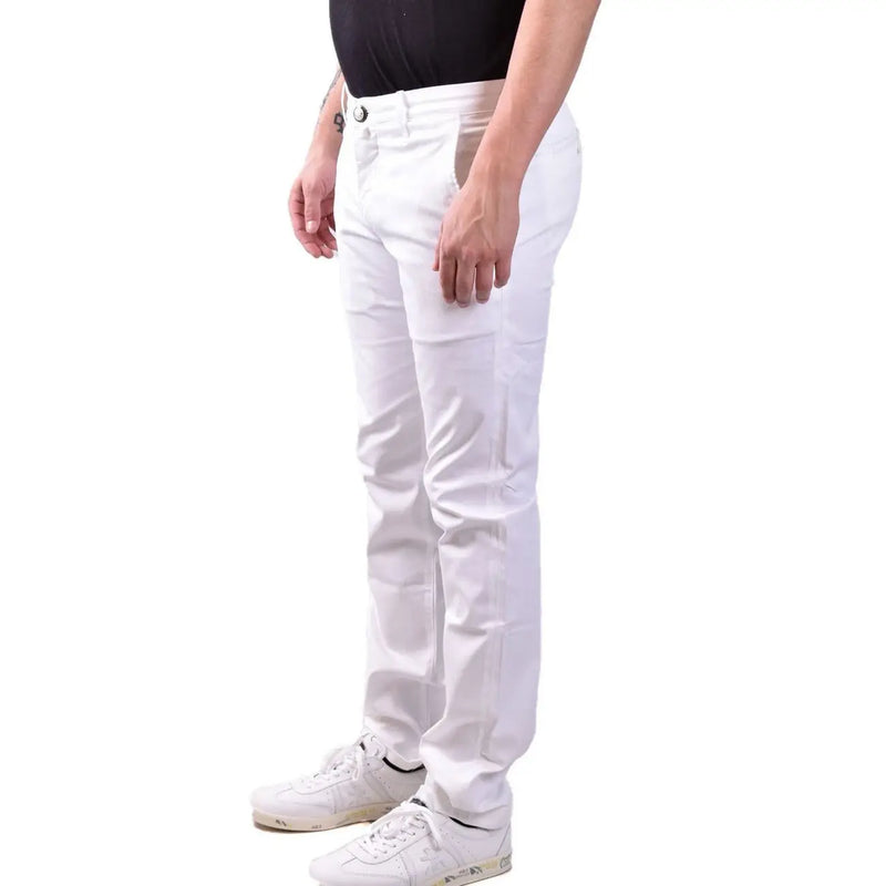 Pantalon blanc en coton slim de Jacob Cohen présentant un design moderne et épuré avec des plis subtils