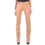 verso de Jacob Cohen Jean beige en mélange de coton pour femme, coupe droite, avec un discret empiècement bleu sur la poche arrière.