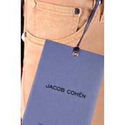 Une étiquette bleue de la marque Jacob Cohen est accrochée à un jean beige Jacob Cohen pour femme, en mélange de coton beige.